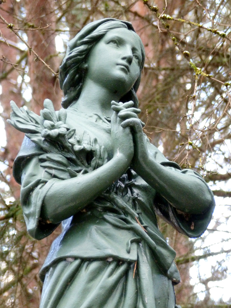Gros plan de la statue de Sainte Belline